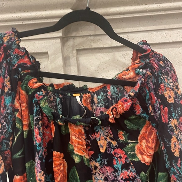 Free People floral off the shoulder top. Size medium. Never worn. - Picture 3 of 6